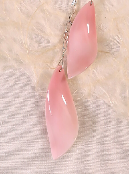 Pink Conch and Pearl Necklace detail view